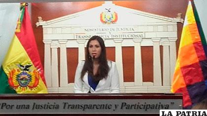 La directora de la Niñez del Ministerio de Justicia, Ninoska Durán, brindó la información /ERBOL