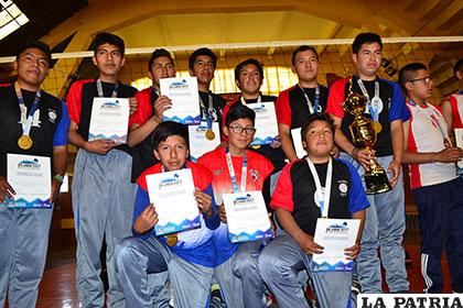 Virgen del Mar con el trofeo de campeón