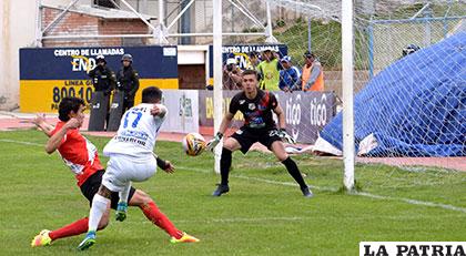 La acción del gol, Javier Sanguinetti remata con pierna derecha para vencer el arco rival