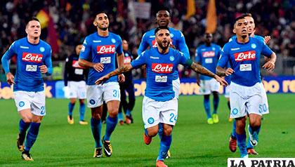 Lorenzo Insigne, del Nápoles, celebra con sus compañeros