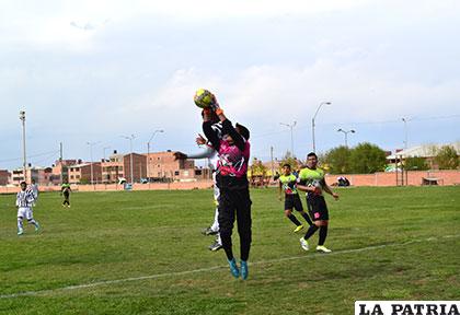 El arquero Osmar Lutino, de Sabaya-Jap, atrapa el balón ante el acecho de su rival