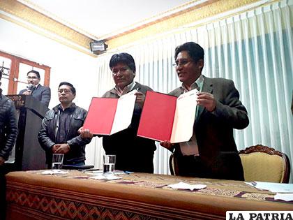 Los dos gobernadores muestran el acuerdo alcanzado /Gad-Oru
