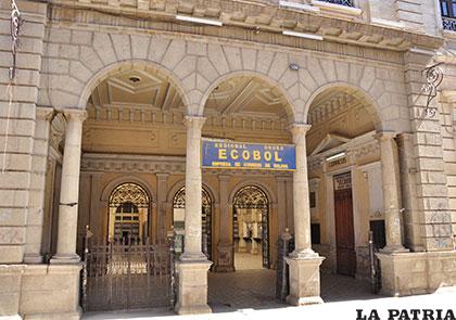 El edificio de Ecobol es utilizado como mingitorio en las noches /Archivo