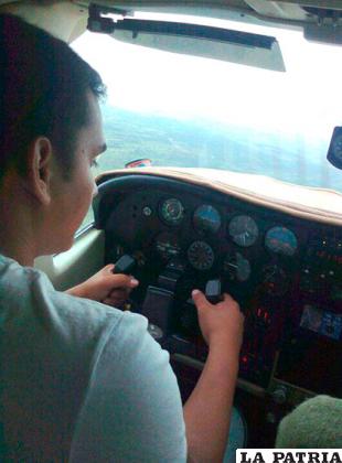 El aprehendido pilotando una aeronave pequeña