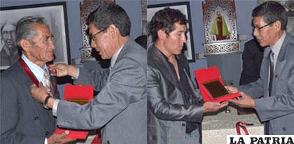 Natalio Zambrana (izq) y Elson Daniel Gutiérrez fueron premiados por Pueblo y Arte