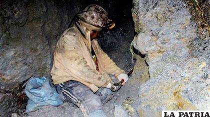 El trabajo en la mina es riesgoso por los gases tóxicos /Erbol