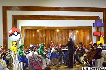 La prolija presentación de la Orquesta El Alto estuvo caracterizada por su vestimenta original