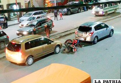 La moto quedó en el suelo después del incidente /WhatsApp
