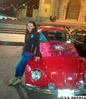 Alina Miranda junto a su peta en una actividad que participó con el Club Clásico Volkswagen Oruro /Archivo Club