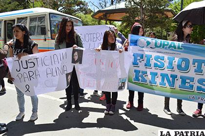 Compañeras de la universidad estuvieron presentes en la vigilia