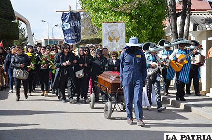 Muchas personas acompañaron el cortejo fúnebre para despedir a Alina