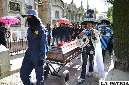 Un mariachi acompañó al cortejo fúnebre dentro del cementerio