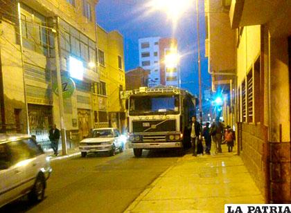 El vehículo de gran tamaño descarga mercadería en horas inadecuadas, 19:15 horas aproximadamente en las calles Aroma entre Potosí y Pagador