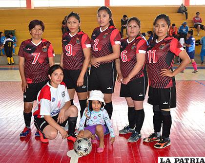 Integrantes del plantel de Jurídicas en el futsal femenino