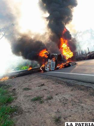 El vehículo incendiándose en plena carretera