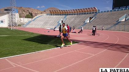 Vidal Basco durante su entrenamiento en la pista del estadio 