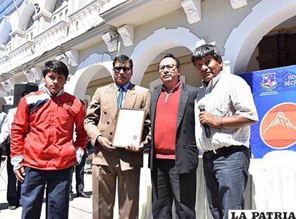 Gobernador Vásquez entregó reconocimiento a las mejores bandas de Bolivia