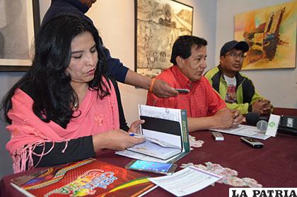 Conferencia de prensa en el salón 