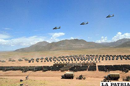 Maniobras militares efectuadas en Patacamaya, en conmemoración a los 207 años del Ejército /ABI.BO