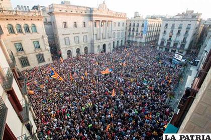 Miles de personas festejan en la plaza Sant Jaume (Barcelona), la declaración de independencia