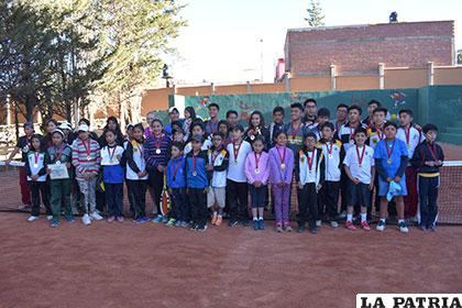Ganadores del torneo estudiantil intercolegial de tenis