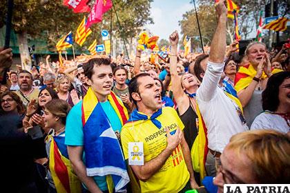 Catalanes celebran declaración de independencia
