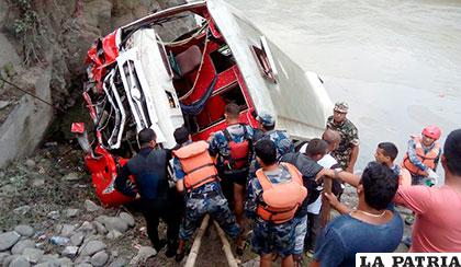 Un autobús de pasajeros cayó a un río en el centro de Nepal
