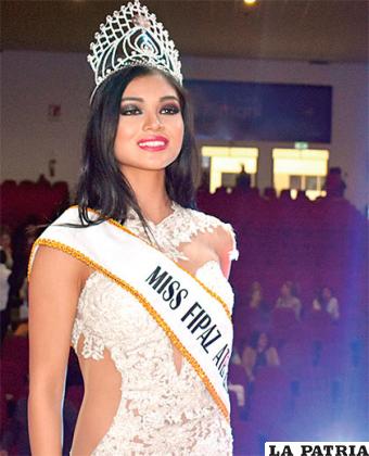 Anoche se presentaron 13 candidatas de las que Ugarte recibió la corona de Ana Sepúlveda, Miss Fipaz 2016