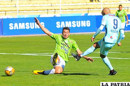 Marcos Riquelme remata para anotar el primero de Bolívar /APG