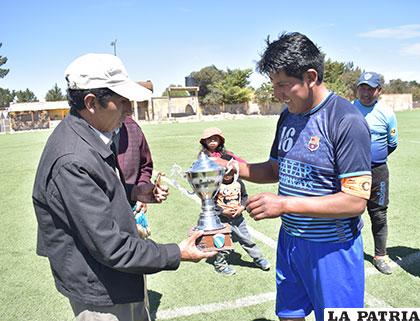 René Ramírez, de Chuquichambi, recibe el trofeo de campeón