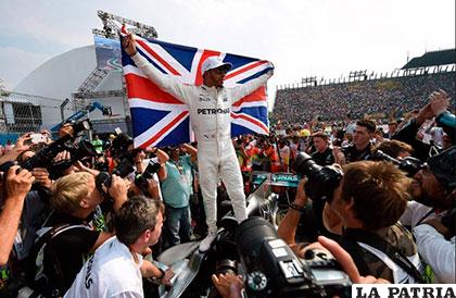 El inglés Lewis Hamilton celebra su tetra campeonato