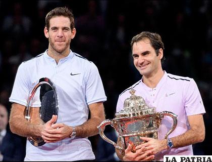 Roger Federer (derecha) con el trofeo de campeón del torneo de Basilea, junto a Martín del Potro a quien venció por 2-1 en el partido final