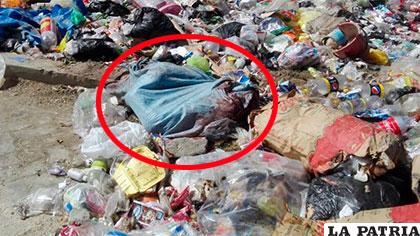 El cuerpo de la víctima está en el yute celeste encontrado en un basural en la ciudad de El Alto /ERBOL