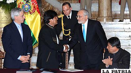 El presidente Evo Morales saluda al expresidente Carlos Mesa /Los Tiempos