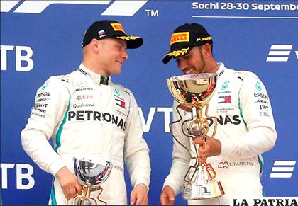 Valteri Bottas y Lewis Hamilton al final de la competencia /as.com