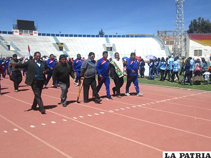 Autoridades y organizadores durante el desfile inaugural