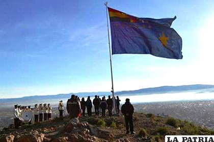 La iza de la gigante bandera marítima en el cerro Pie de Gallo fue una de las actividades que ayer se vivió / LA PATRIA