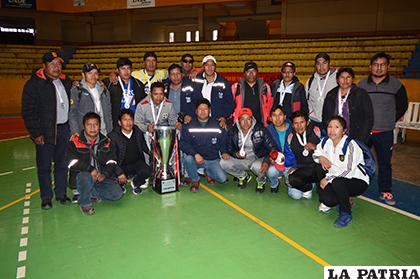 Empresa Minera Huanuni con el trofeo de subcampeón/ Alex Zambrana - LA PATRIA