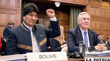 El Presidente Evo Morales y el equipo jurídico en La Haya/El Clarín
