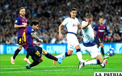 La acción en la que Messi anota el tercero, al final anotó dos goles /as.com
