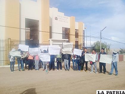 Los universitarios protestaron fuera del Juzgado de Caracollo /LA PATRIA
