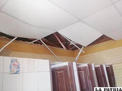 El techo de los baños quedó en malas condiciones tras el robo /LA PATRIA