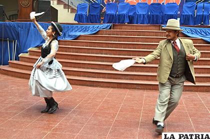 Cuecas de todos los tipos en la Gobernación de Oruro /LA PATRIA