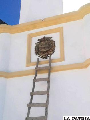 Escudo que se observa en el Faro del Conchupata /Facebook