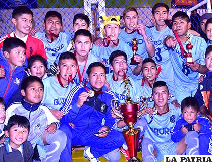 Los orureños con sus medallas y el trofeo de campeón logrado de manera invicta /REYNALDO BELLOTA- LA PATRIA