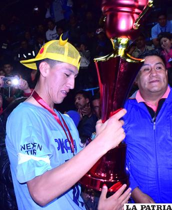 Yderf Yucra recibe el trofeo del primer lugar /REYNALDO BELLOTA- LA PATRIA