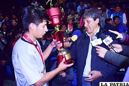 El capitán de la selección de Cochabamba recibe el trofeo de subcampeón /REYNALDO BELLOTA- LA PATRIA
