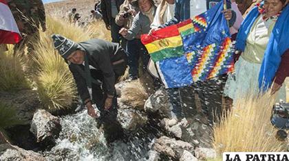 El Presidente Evo Morales durante su visita a las aguas del Silala /MRE_Bolivia
