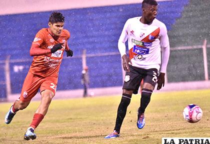 Harold Reina avanza con balón ante la marca de Jorge Lovera /APG
