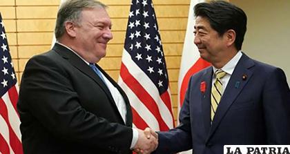 El secretario de Estado de EEUU, Mike Pompeo (izq.), saluda al primer ministro nipón, Shinzo Abe (der.)/NOTICIASX7.COM
